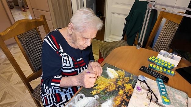 Труженице тыла исполнилось 100 лет: она собрала 80 картин из алмазной мозаики